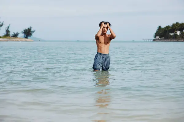 Активний Азіатський Чоловік Насолоджується Розвагами Сонці Купається Тропічному Океані — стокове фото