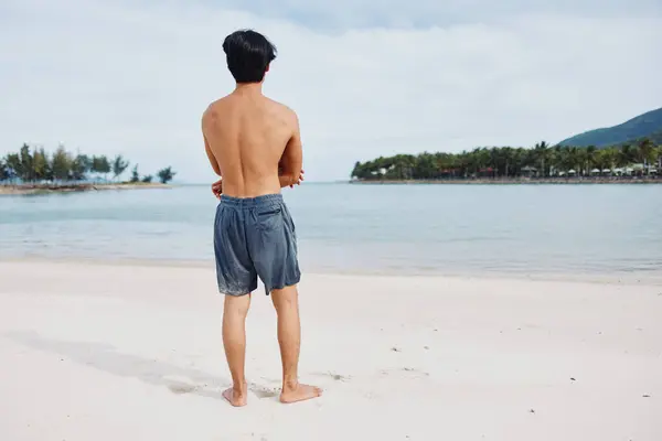 Активний Азіатський Спортсмен Насолоджуючись Захід Сонця Біг Пляжі Язистий Чоловік — стокове фото