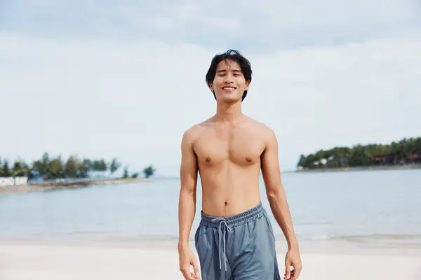Muscular Asiático Atleta Disfrutando Atardecer Correr Playa —  Fotos de Stock