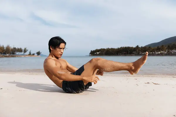 Активний Азіатський Спортсмен Біжить Пляжі Приймаючи Фітнес Насолоджуючись Серединним Морем — стокове фото