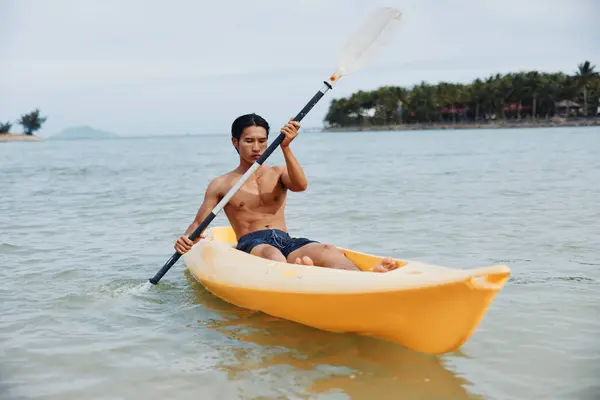 Щасливий Азіатський Чоловік Кейкінг Ідилії Тропічний Пляж Відпочинок — стокове фото