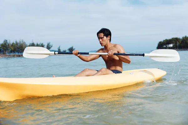 Diversión Verano Hombre Asiático Kayak Playa Tropical Con Palmeras Aguas —  Fotos de Stock