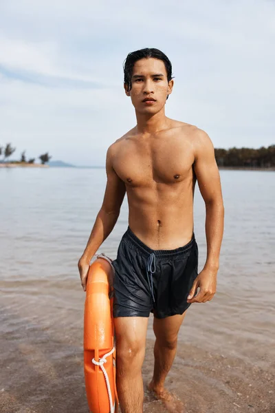Літня Безпека Азіатський Рятувальник Рятує Людину Життєвим Шляхом Пляжі — стокове фото