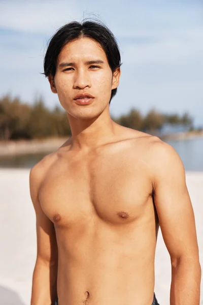 Активний Азіатський Спортсмен Бігає Пляжі Язистий Чоловік Підтримує Літній Фітнес — стокове фото