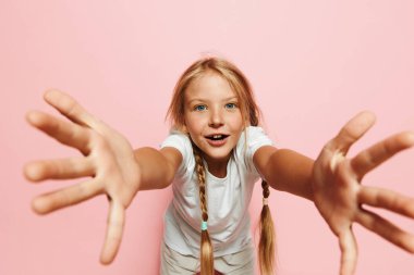 Little Fashionista: Moda ve Sevimli Öğrencilerin Tarz ve Heyecanlarını Gösteren Portre Koleksiyonu