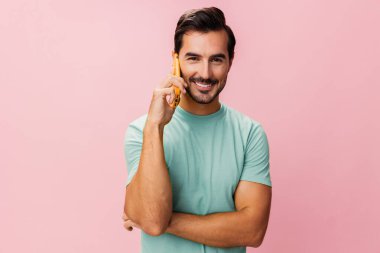 Mutlu iş adamı mobil gülümseme blogunda haberleşme telefonu öğrencisi siber uzay portresi stüdyo iş adamı pembe başarı akıllı telefon geçmişi