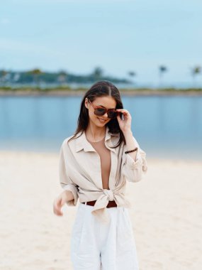 Plaj Güzeli: Çekici Genç Kadın Okyanusun Tadını Çıkartıyor