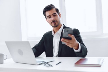 Bilgisayarcı adam bilgisayardan konuşur erkek cep telefonu akıllı işçi başarılı ofis teknolojisi Kafkasyalı yönetici akıllı telefon işadamı profesyonel girişimci telefon çekici modern iş dünyası