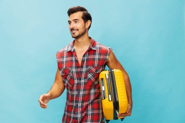 Bagaj seyahati valiz seyahat sarı bilet seyahat tatil seyahat hafta sonu stüdyo arka plan uzay gezgini mutlu hipster erkek yaşam tarzı uçuş stili mavi