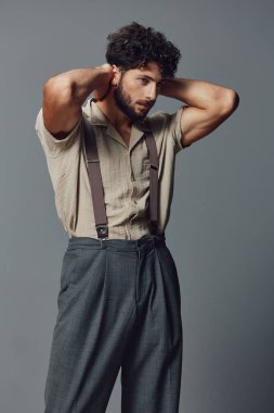 Yakışıklı, çekici, zeki, arka plan tarzı, modaya uygun, havalı, modaya uygun, beyaz, modern, beyaz, iş adamı, zarif, hayat tarzı sakallı bir adam.