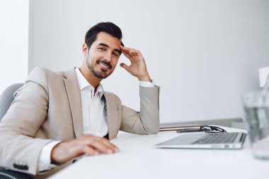 Erkek başarılı iş adamı dizüstü bilgisayar başarısı genç teknoloji beyaz Kafkas masa başı çalışma yeri heyecanlı ofis kazananı iş adamı mutlu