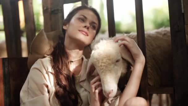 Bäuerin Sitzt Neben Einem Stall Mit Schafen Mädchen Umarmt Ein — Stockvideo