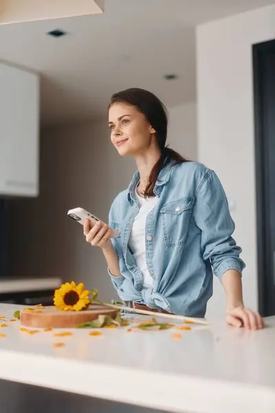 Connected Conversations Boeiende Vrouw Keuken Het Houden Van Een Smartphone — Stockfoto