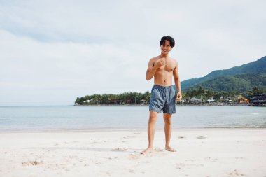 Aktif Asyalı Sporcu Yaz Günbatımında Spor ve Sağlık İçin Koşu Sahilinin keyfini çıkarıyor