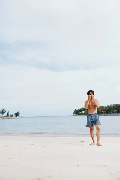 Muskelkräftiger Asiatischer Athlet Genießt Outdoor Cardio Training Strand Bei Sonnenuntergang — Stockfoto