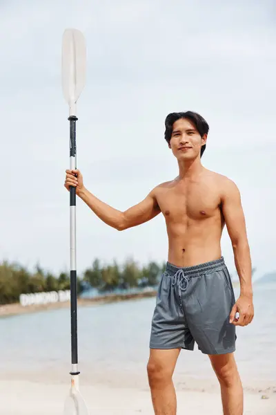 Активний Азіатський Чоловік Літніх Розваг Пригод Заході Сонця Пляжі — стокове фото