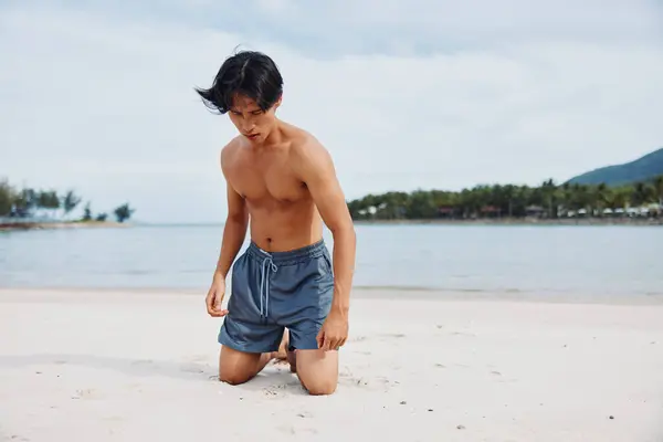 Atleta Asiático Activo Que Corre Playa Hombre Muscular Entrenamiento Aire —  Fotos de Stock