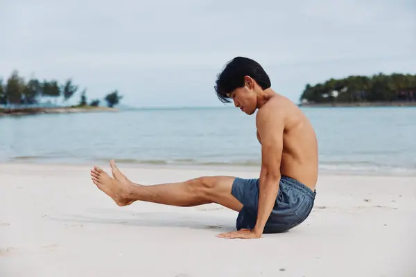 Активний Азіатський Спортсмен Біжить Пляжі Заході Сонця Виключаючи Силу Свободу — стокове фото