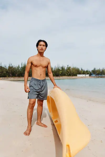 Щасливий Азіатський Чоловік Кейкінг Тропічному Пляжі Рай — стокове фото