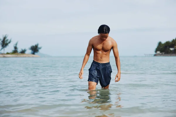 Усміхнений Азіатський Чоловік Насолоджується Активною Водною Розвагою Тропічному Пляжі Відпочинок — стокове фото