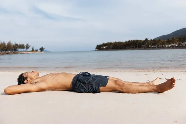 Активний Азіатський Чоловік Біжить Пляжі Заході Сонця Виключаючи Силу Здоровий — стокове фото
