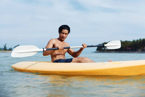 冒险与宁静 在热带海滩享受独木舟的亚洲人 — 图库照片