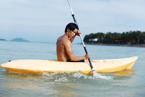 宁静的夏天 一个亚洲人喜欢在热带海滩上玩皮划艇探险 带着棕榈树和清澈的蓝水 在大自然中快乐地游玩 — 图库照片