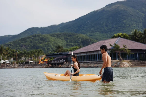 Aktives Asiatisches Paar Genießt Kajakabenteuer Auf Einem Tropischen See — Stockfoto