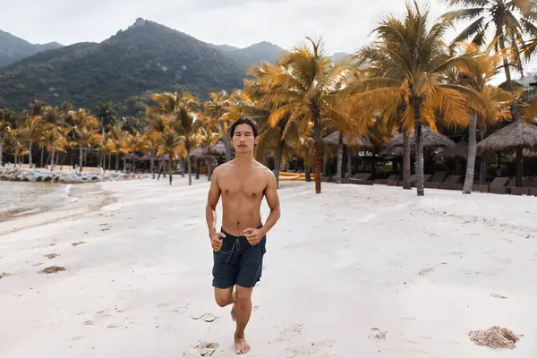 Muscular Asiático Hombre Disfrutando Playa Ejecutar Abrazando Fitness Estilo Vida —  Fotos de Stock