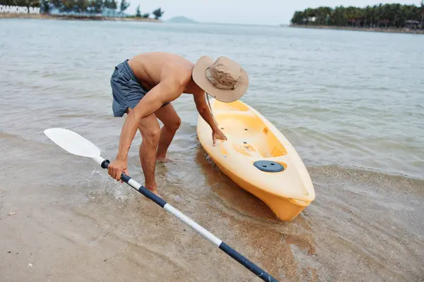Happy Asian Man Enjoying Kayaking Adventure Idyllic Tropical Beach — Stock Photo, Image