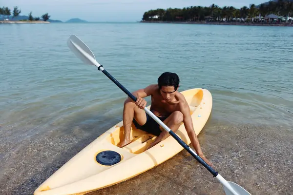 Diversión Verano Hombre Asiático Disfrutando Aventura Kayak Paraíso Tropical Una —  Fotos de Stock