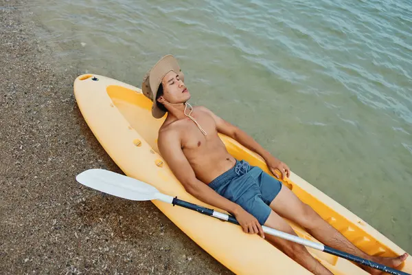 Homem Asiático Feliz Caiaque Praia Tropical Desfrutando Férias Verão Com — Fotografia de Stock