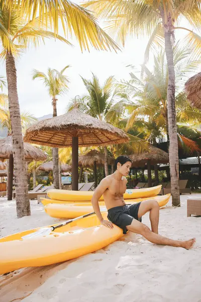Щасливий Азіатський Чоловік Насолоджується Водними Видами Спорту Тропічному Пляжі Пригодницькі — стокове фото