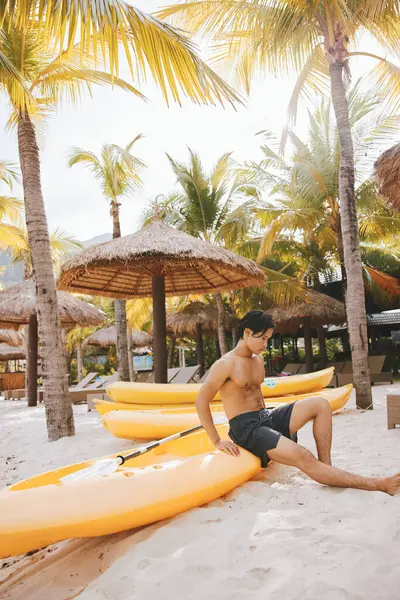 Zabawa Plaży Asian Man Kajakarstwo Tropical Paradise Happy Aktywnego Stylu — Zdjęcie stockowe