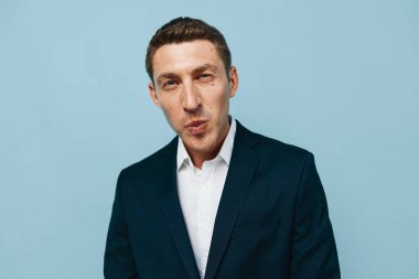 Mutlu adam portresi yakışıklı arka plan sakallı beyaz stüdyo yetişkin model arka plan çocuğu genç gülümsemeli mutlu beyaz adam