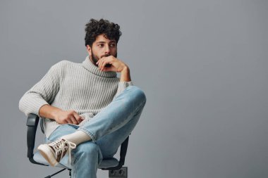 Havalı bir yetişkin portresi gülümsemesi genç bir yüz ifadesi yaşam tarzı sakallı yakışıklı bir gömlek beyaz bir günlük mutlu yüz izole edilmiş çekici bir yüz.