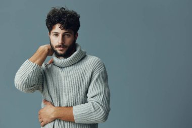 Beyaz erkek arka planı, beyaz erkek yüz ifadesi yakışıklı sakal izole yüz stüdyosu çekici yetişkin erkek modeli beyaz genç portre görünümlü