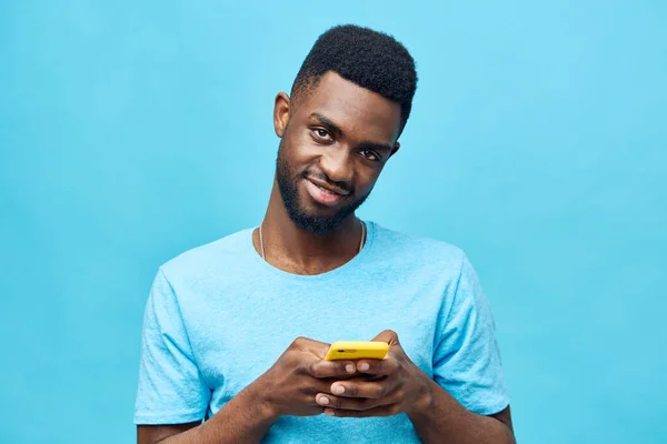 Portre Adam Telefonu Mutlu Yalnız Afrikalı Gülümseme Heyecan Verici Çevrimiçi — Stok fotoğraf