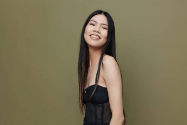 Uzun kadın makyaj salonu portresi seksi siyah saçlar çekici saçlar güzel Asyalı zarif estetik yüz sevimli cazibe modeli Japon güzeli yeşil moda