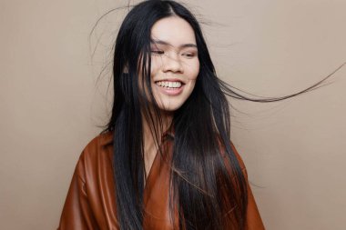 Saçlı kadın portresi, siyah saçlı güzel kız, bej renk, uzun, çekici, Asyalı, çekici, çekici, Koreli, çekici, kadınsı, zarif, kozmetik, güzel saçlar.