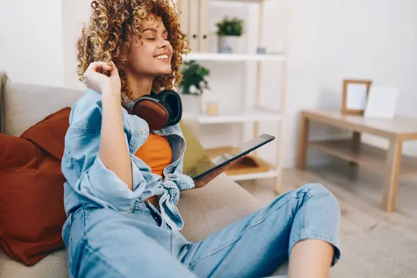 Gelukkig Vrouw Met Een Tablet Koptelefoon Genieten Van Muziek Bank — Stockfoto