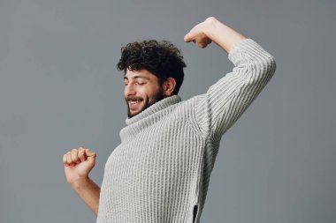 Erkek arkaplan ifadesi mutlu beyaz yakışıklı, genç, yakışıklı yetişkin, sıradan, mutlu jest sakallı, beyaz model adam portresi.