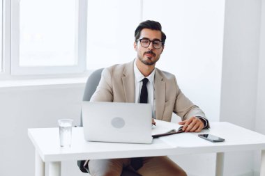 Dizüstü bilgisayarı planlayan çekici bir kişi gözlük takıyor Kafkas iş adamı uzman gülümseyen yürütme teknolojisi kağıt kendine güvenen ofis çalışanı tutan