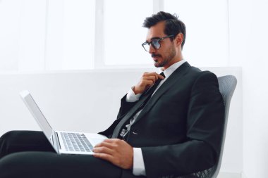 Girişimci patron teknoloji adamı başarılı duygu elbisesi başarı koltuğu masa başı iş yeri mutlu ofis işadamı iş adamı evet yönetici iş zaferi genç dizüstü bilgisayar