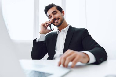 Modern bilgisayar sohbet dizüstü bilgisayarı yakışıklı erkek menajer gülümseme iş adamı iş bulma kablosuz başarı telefon işçisi