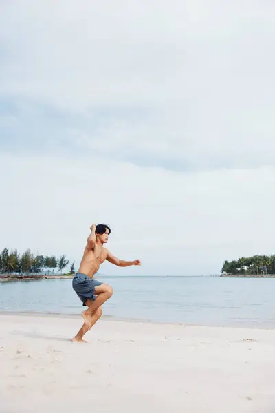 Язистий Азіатський Чоловік Біжить Пляжі Фітнес Свобода Літньому Сонці — стокове фото