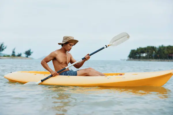 Verano Sereno Feliz Hombre Asiático Paseando Kayak Una Playa Tropical —  Fotos de Stock