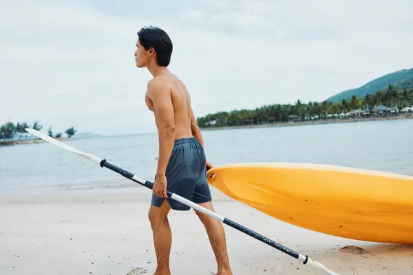 セリーンカヤックアドベンチャー 熱帯ビーチで楽しい休暇を楽しむアジア人男性 — ストック写真