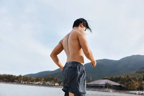 Язистий Азіатський Спортсмен Бігає Пляжі Заході Сонця Сприяючи Свободі Здорового — стокове фото