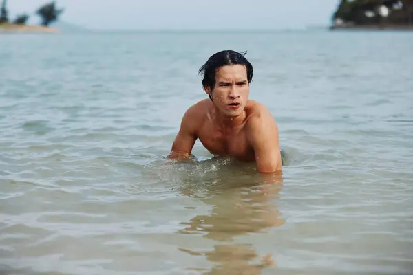 Літній Сплеск Усміхнений Азіатський Чоловік Насолоджується Активним Плаванням Тропічному Океані — стокове фото